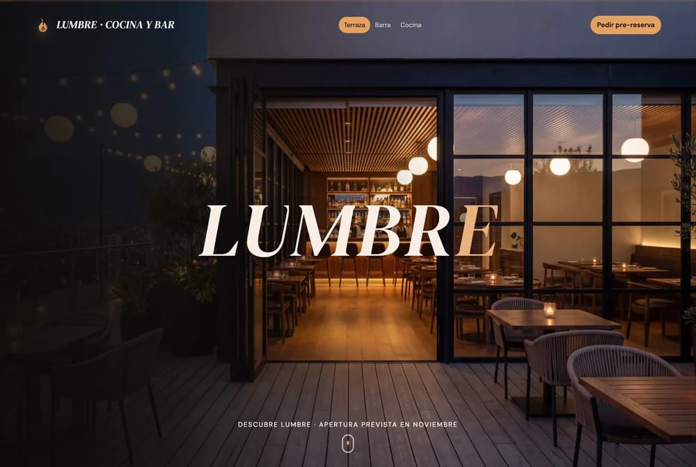 Portada de Lumbre, con su terraza iluminada, barra y acceso al restaurante